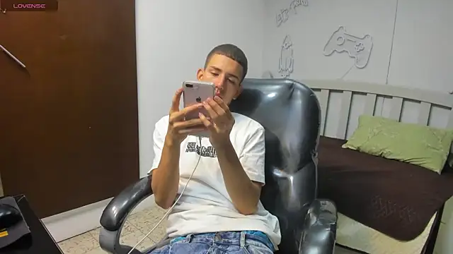 Snapshot of JackSwan18 chatting on 09-28-25, 04:30 JackSwan18 online show from 09-28-25, 04:30