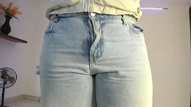 Snapshot of anniesweet- chatting on 01-17-26, 01:15 anniesweet- online show from 01-17-26, 01:15