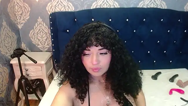 Snapshot of Sofiacowperx chatting on 05-21-26, 01:19 Sofiacowperx online show from 05-21-26, 01:19