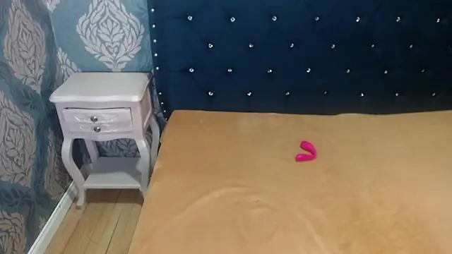 Sofiacowperx online show from 11-12-25, 04:55