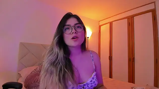 Snapshot of Lau_Bee chatting on 02-10-25, 06:56 Lau Bee online show from 02-10-25, 06:56