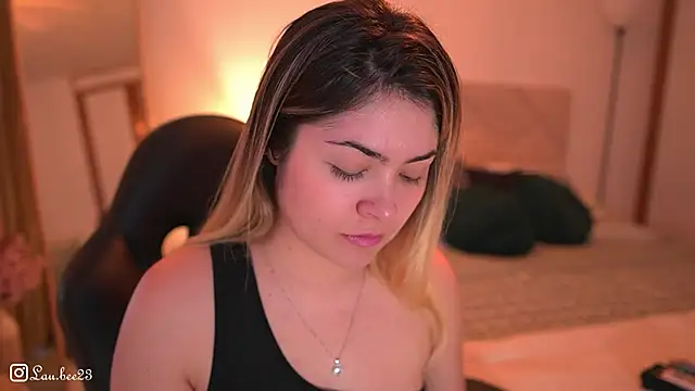 Lau Bee online show from 11-30-25, 03:35