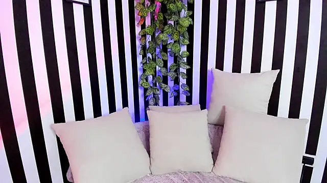 Snapshot of liz_goth chatting on 04-06-26, 01:34 liz goth online show from 04-06-26, 01:34