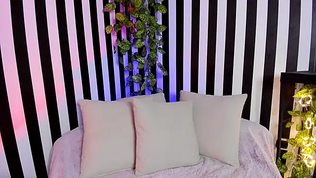 Snapshot of liz_goth chatting on 02-16-26, 03:32 liz goth online show from 02-16-26, 03:32