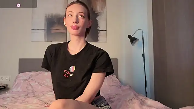 Snapshot of elfinvibes chatting on 06-16-26, 05:51 elfinvibes online show from 06-16-26, 05:51
