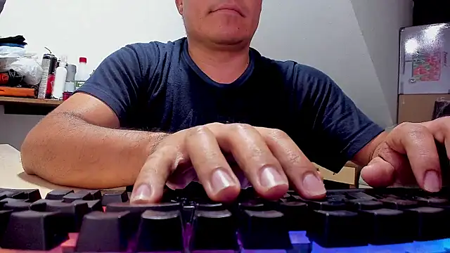 Jhonatan Morales S online show from 10-18-25, 04:14