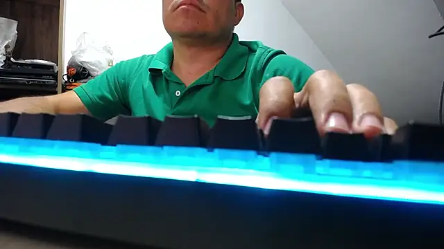 Jhonatan Morales S online show from 11-23-25, 05:50