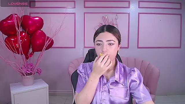 Snapshot of channel_blonde_a chatting on 02-21-25, 04:37 channel blonde a online show from 02-21-25, 04:37