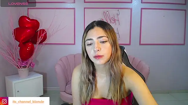 Snapshot of channel_blonde_a chatting on 02-27-25, 04:32 channel blonde a online show from 02-27-25, 04:32