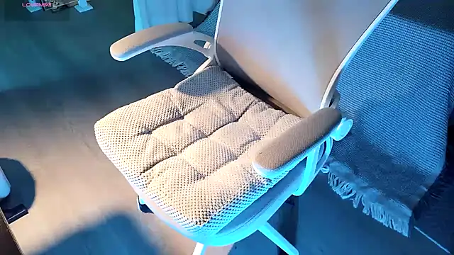 Snapshot of FEIYU001 chatting on 12-08-24, 01:36 FEIYU001 online show from 12-08-24, 01:36