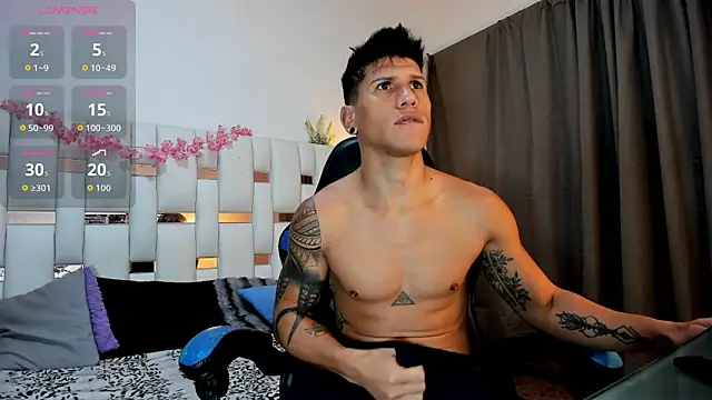 Snapshot of nakedfoam1 chatting on 03-11-26, 12:43 nakedfoam1 online show from 03-11-26, 12:43