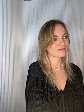 Snapshot of Milla__one chatting on 09-23-25, 01:40 Milla one online show from 09-23-25, 01:40