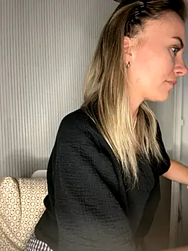 Snapshot of Milla__one chatting on 10-19-25, 06:10 Milla one online show from 10-19-25, 06:10