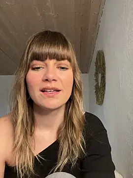 Snapshot of Milla__one chatting on 02-13-25, 11:28 Milla one online show from 02-13-25, 11:28