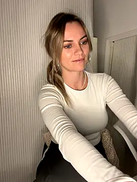 Snapshot of Milla__one chatting on 11-13-25, 04:44 Milla one online show from 11-13-25, 04:44