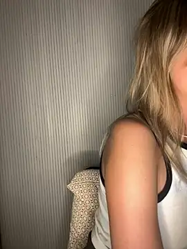 Snapshot of Milla__one chatting on 09-19-25, 07:18 Milla one online show from 09-19-25, 07:18