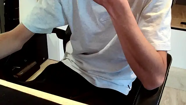 Snapshot of ElViko11 chatting on 10-30-25, 08:34 ElViko11 online show from 10-30-25, 08:34