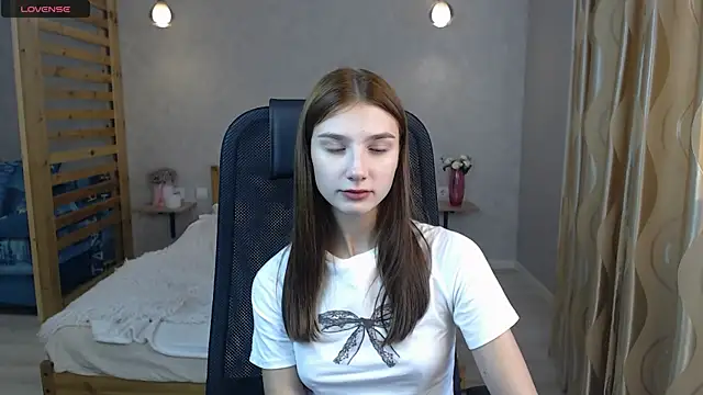 Snapshot of AnaHoney chatting on 09-27-25, 02:18 AnaHoney online show from 09-27-25, 02:18