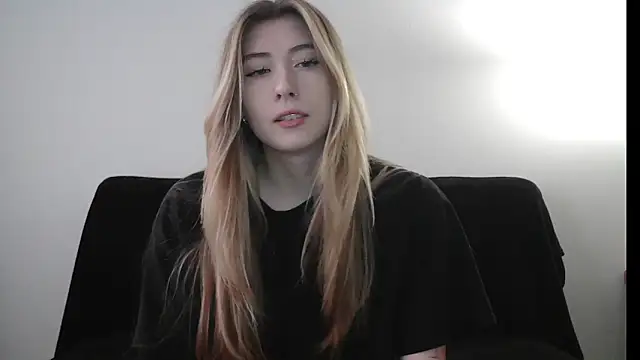 ErikaShyy online show from 12-22-25, 10:37