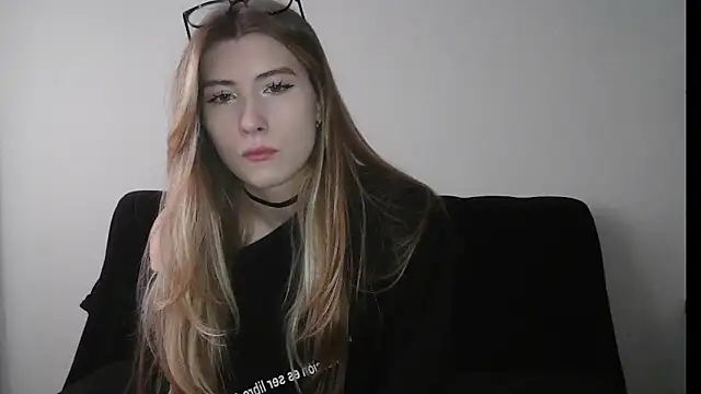 ErikaShyy online show from 10-21-25, 10:47