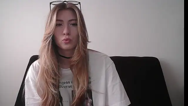 ErikaShyy online show from 10-16-25, 11:07