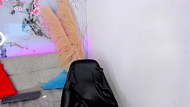 Snapshot of LiaFlowers chatting on 11-21-25, 08:41 LiaFlowers online show from 11-21-25, 08:41