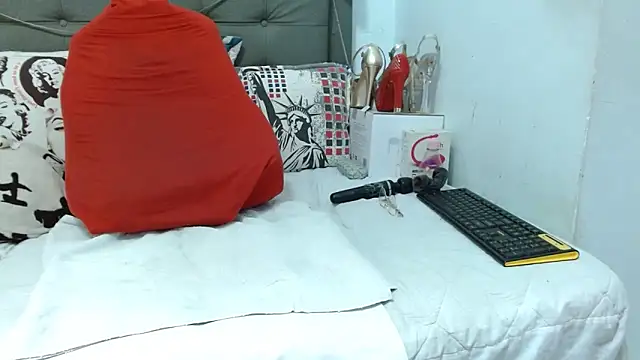 Snapshot of katysquirtdirty chatting on 10-12-25, 11:00 katysquirtdirty online show from 10-12-25, 11:00