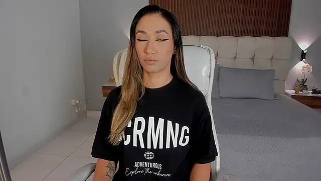 Snapshot of Emma23__ chatting on 02-19-26, 06:32 Emma23 online show from 02-19-26, 06:32