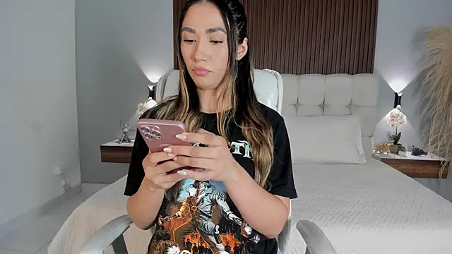 Snapshot of Emma23__ chatting on 07-19-26, 06:44 Emma23 online show from 07-19-26, 06:44