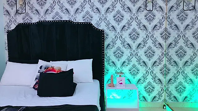 SaaraBrown online show from 11-22-25, 04:17