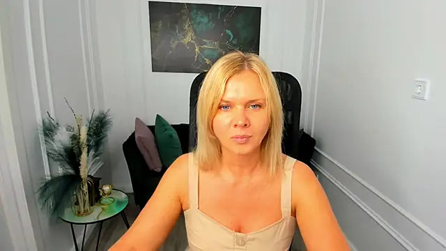 AgathaKlouin online show from 05-19-26, 07:32