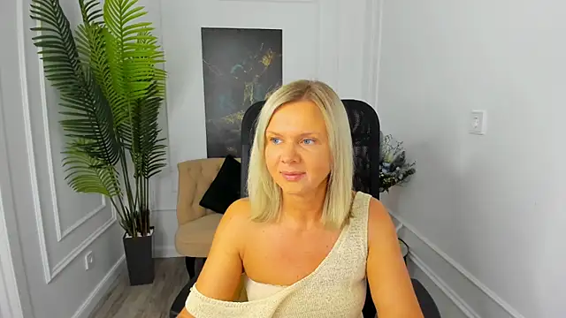 AgathaKlouin online show from 10-02-25, 07:06