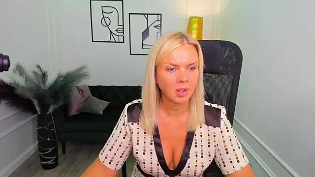 Snapshot of AgathaKlouin chatting on 01-18-26, 07:17 AgathaKlouin online show from 01-18-26, 07:17