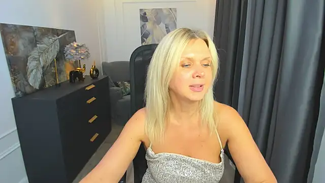 AgathaKlouin online show from 04-23-26, 07:37