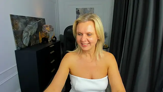 AgathaKlouin online show from 04-18-26, 07:07