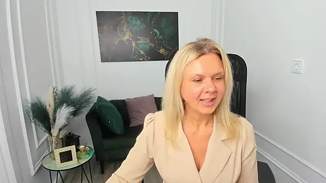 AgathaKlouin online show from 04-09-26, 07:31