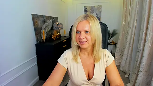 AgathaKlouin online show from 05-26-26, 07:12
