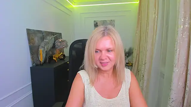 AgathaKlouin online show from 05-28-26, 07:53