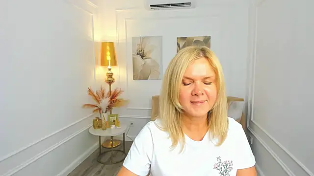 AgathaKlouin online show from 05-21-26, 07:33