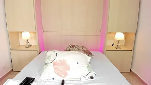 EmilyyStuart online show from 10-31-25, 04:09