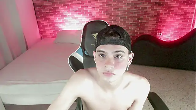 Snapshot of zacariasss_ chatting on 10-01-25, 04:06 zacariasss  online show from 10-01-25, 04:06