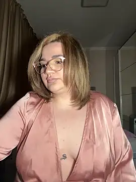 Snapshot of Leya__Droit chatting on 02-15-25, 08:23 Leya Droit online show from 02-15-25, 08:23
