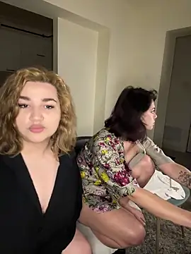 Snapshot of Leya__Droit chatting on 03-20-25, 04:53 Leya Droit online show from 03-20-25, 04:53