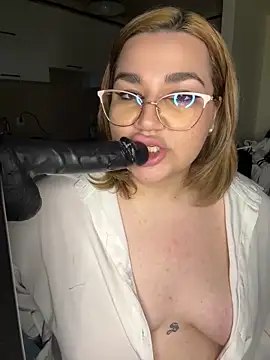 Snapshot of Leya__Droit chatting on 02-22-25, 03:47 Leya Droit online show from 02-22-25, 03:47