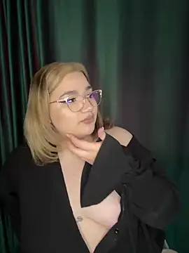 Snapshot of Leya__Droit chatting on 03-10-25, 01:00 Leya Droit online show from 03-10-25, 01:00