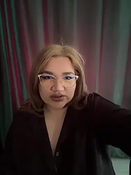 Snapshot of Leya__Droit chatting on 03-10-25, 08:39 Leya Droit online show from 03-10-25, 08:39