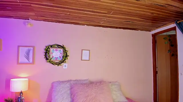 Snapshot of honey_fox1 chatting on 03-15-25, 06:43 honey fox1 online show from 03-15-25, 06:43