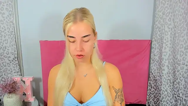 Snapshot of KristyHoney chatting on 10-13-25, 07:10 KristyHoney online show from 10-13-25, 07:10