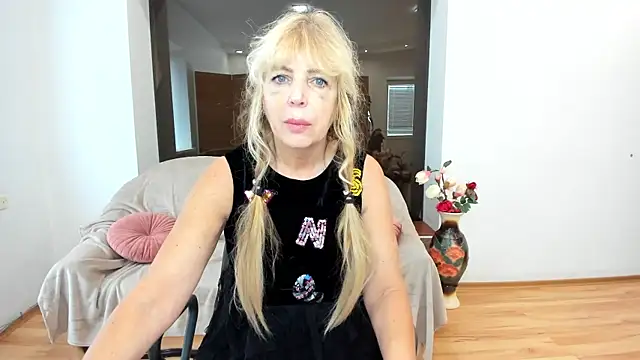 Anna Diax online show from 10-18-25, 11:45