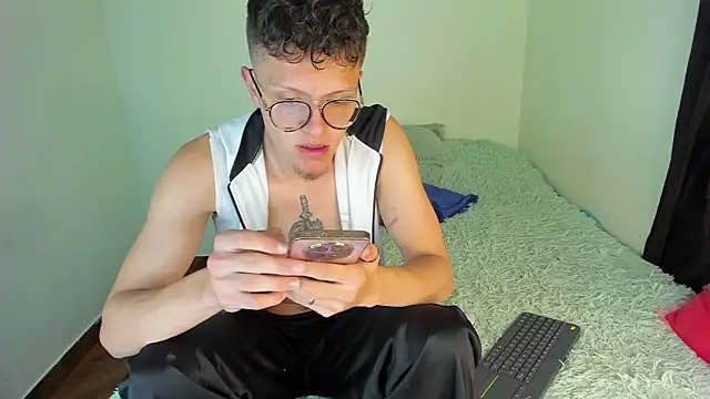 Snapshot of CelesteXCute chatting on 02-21-25, 01:11 CelesteXCute online show from 02-21-25, 01:11